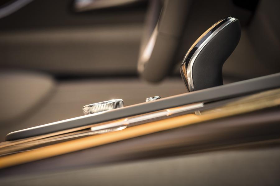 Детали интерьера Cadillac Escalade Platinum Luxury 2020 года  (NA) (фото 15 из 45)